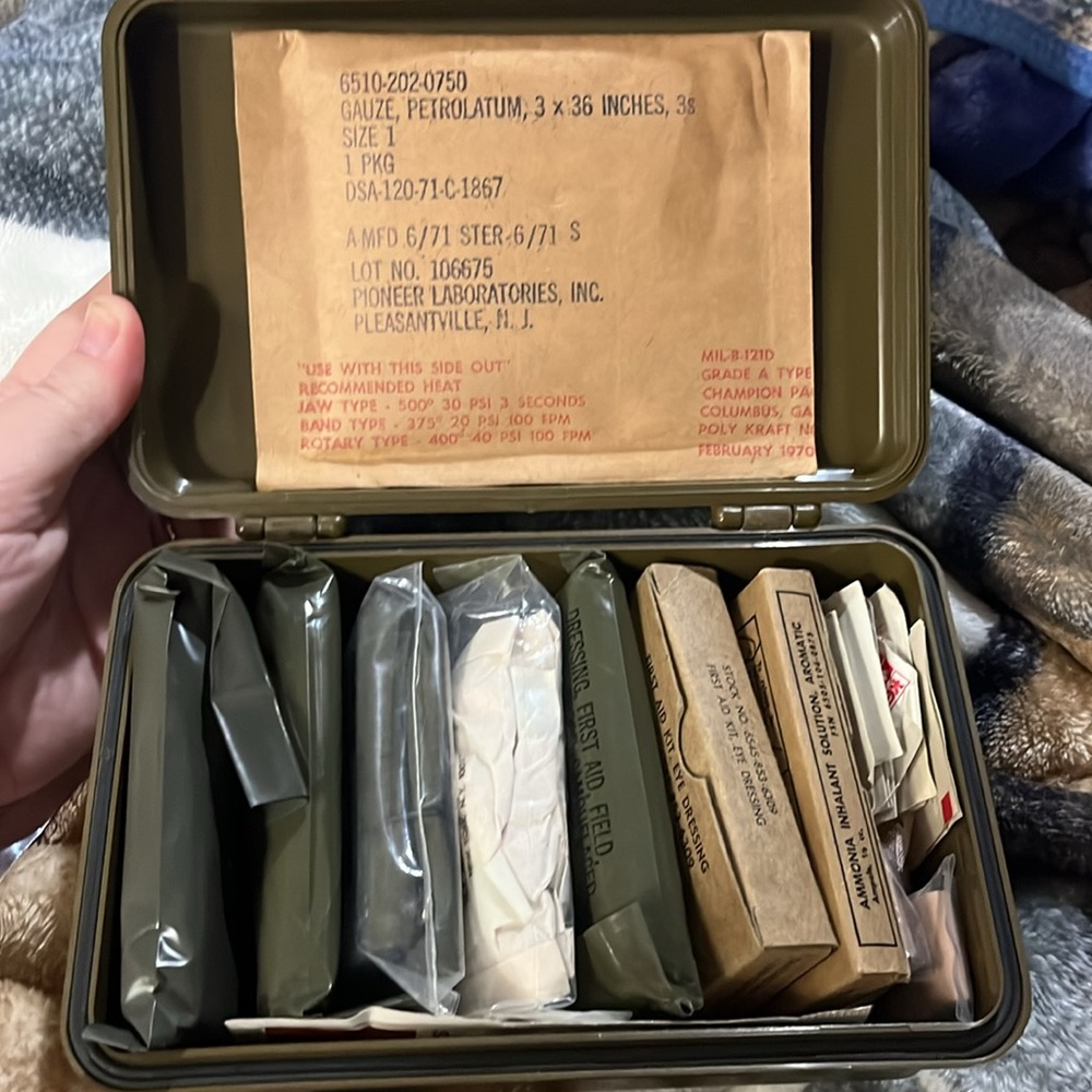 FLASH SALE! Vintage U.S. military general purpose first aid kit box - Picture 3 of 3